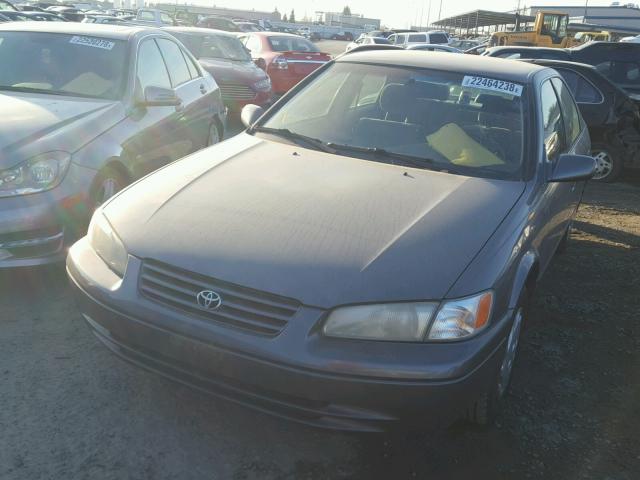 JT2BG22K0W0196683 - 1998 TOYOTA CAMRY CE GRAY photo 2