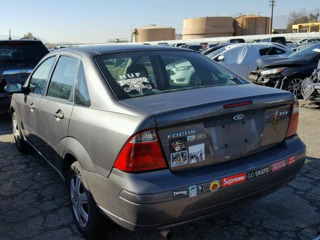 1FAFP34N95W103179 - 2005 FORD FOCUS ZX4 GRAY photo 3