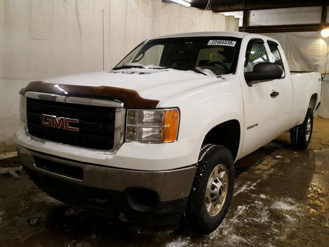 1GT22ZCG2BZ122518 - 2011 GMC SIERRA K25 WHITE photo 2