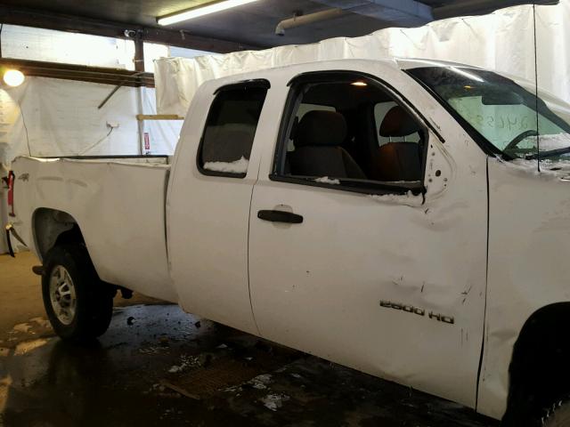 1GT22ZCG2BZ122518 - 2011 GMC SIERRA K25 WHITE photo 9