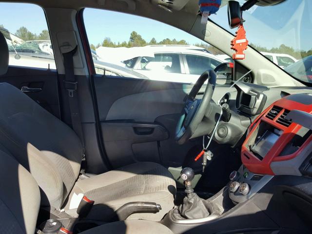 1G1JB6SH8D4228078 - 2013 CHEVROLET SONIC LS 红色 照片 5