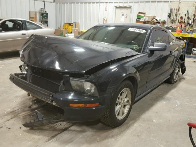 1ZVFT80N555154755 - 2005 FORD MUSTANG BLACK photo 2