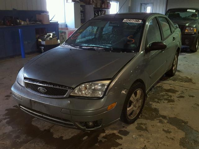 1FAFP34N26W215436 - 2006 FORD FOCUS ZX4 GREEN photo 2