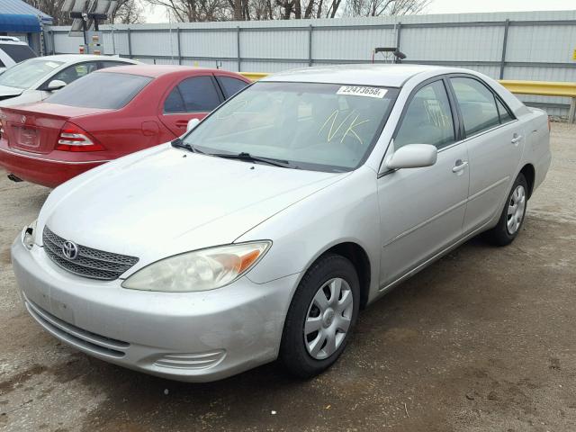 4T1BE32K44U857426 - 2004 TOYOTA CAMRY LE SILVER photo 2