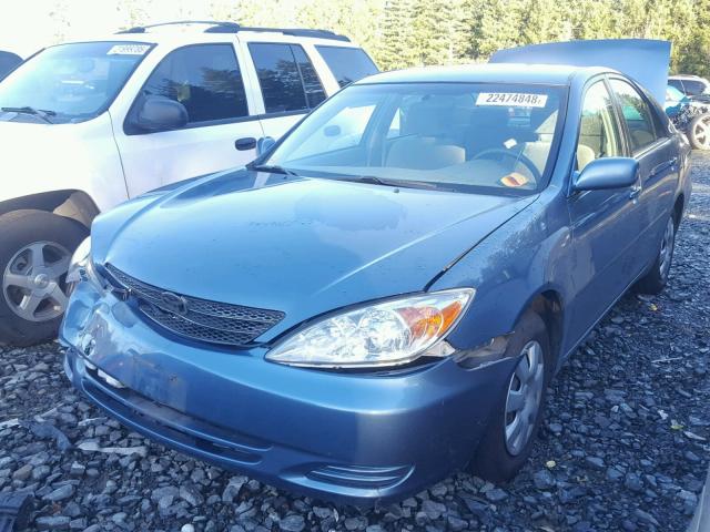 JTDBE32K120129295 - 2002 TOYOTA CAMRY LE BLUE photo 2