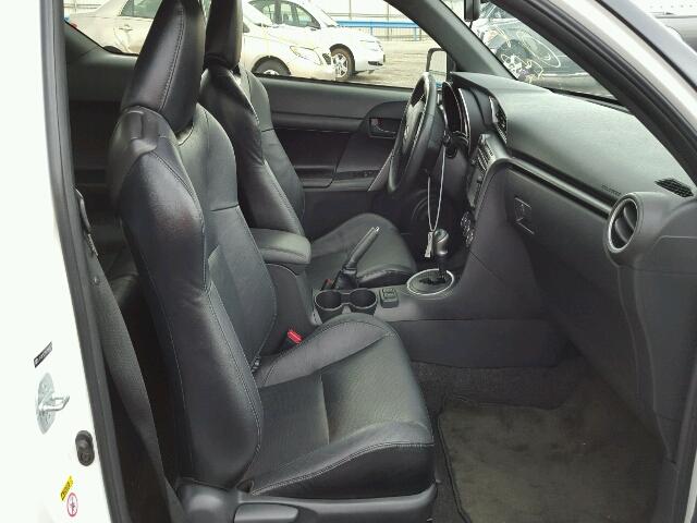 JTKJF5C79E3084536 - 2014 TOYOTA SCION TC 白色 照片 5
