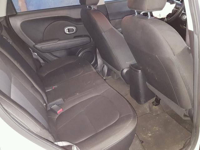 KNDJN2A2XG7261641 - 2016 KIA SOUL WHITE photo 6