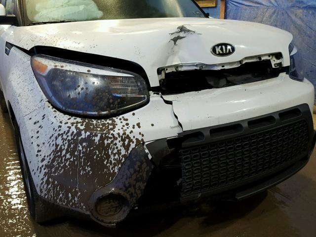 KNDJN2A2XG7261641 - 2016 KIA SOUL WHITE photo 9