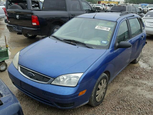 1FAFP36N35W122209 - 2005 FORD FOCUS ZXW BLUE photo 2