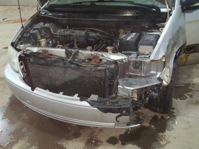 2C8GP64L83R239273 - 2003 CHRYSLER TOWN & COU SILVER photo 9