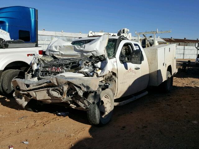 1GD522CG6DZ341551 - 2013 GMC SIERRA K35 WHITE photo 2