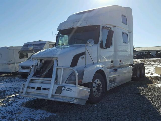 4V4NC9TG37N440449 - 2007 VOLVO VN VNL WHITE photo 2