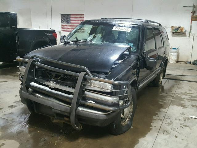 1GNDT13W9W2286482 - 1998 CHEVROLET BLAZER BLACK photo 2