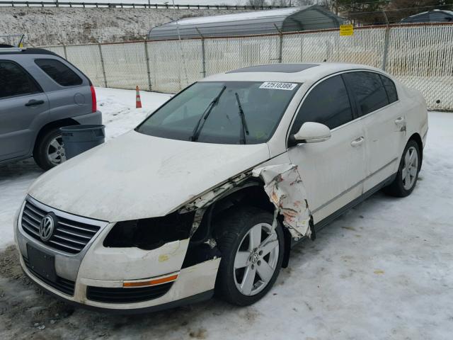 WVWAK73C98E009923 - 2008 VOLKSWAGEN PASSAT KOM WHITE photo 2