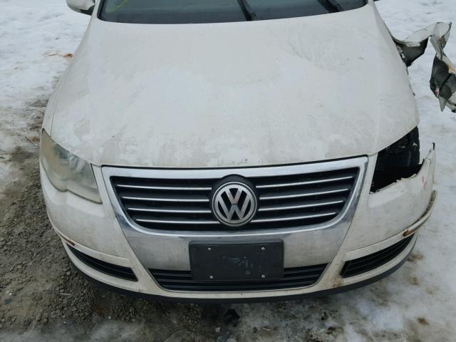 WVWAK73C98E009923 - 2008 VOLKSWAGEN PASSAT KOM WHITE photo 7