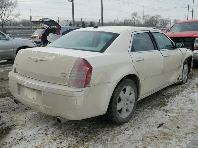 2C3AK63H65H645956 - 2005 CHRYSLER 300C WHITE photo 4