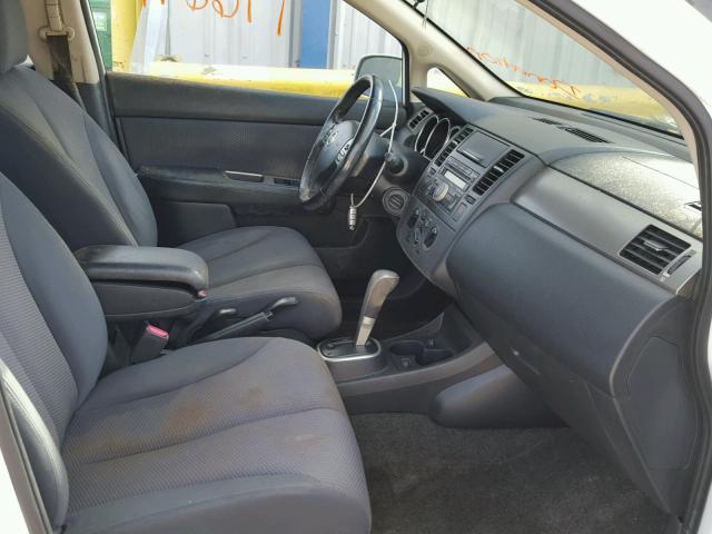 3N1BC13E98L396962 - 2008 NISSAN VERSA S WHITE photo 5