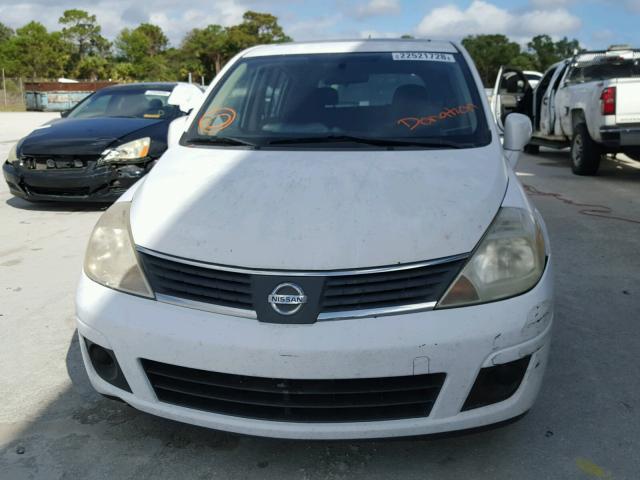 3N1BC13E98L396962 - 2008 NISSAN VERSA S WHITE photo 9