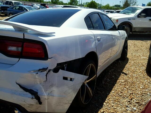 2B3CL3CG7BH525684 - 2011 DODGE CHARGER WHITE photo 4