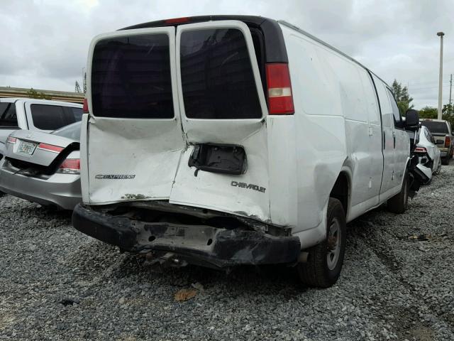 1GCHG39U641174337 - 2004 CHEVROLET EXPRESS G3 WHITE photo 4