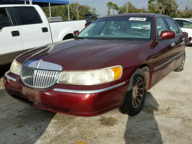 1LNHM82W6YY898975 - 2000 LINCOLN TOWN CAR S RED photo 2