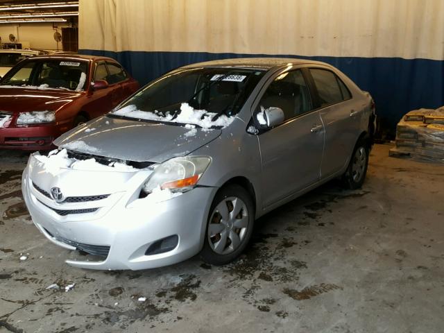 JTDBT923671052782 - 2007 TOYOTA YARIS GRAY photo 2