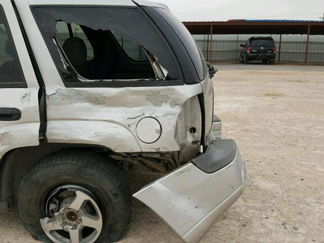 1GNDS13S242109673 - 2004 CHEVROLET TRAILBLAZE SILVER photo 9