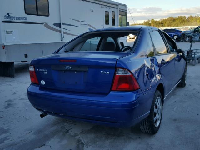 1FAFP34N45W313446 - 2005 FORD FOCUS ZX4 BLUE photo 4