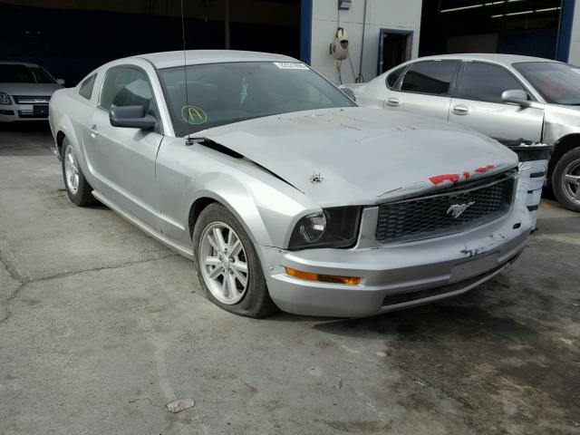 1ZVFT80N665182839 - 2006 FORD MUSTANG SILVER photo 1