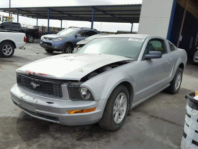 1ZVFT80N665182839 - 2006 FORD MUSTANG SILVER photo 2