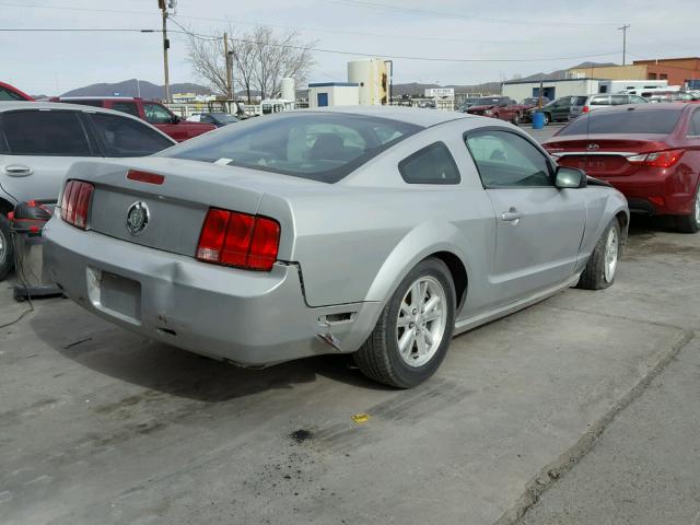 1ZVFT80N665182839 - 2006 FORD MUSTANG SILVER photo 4