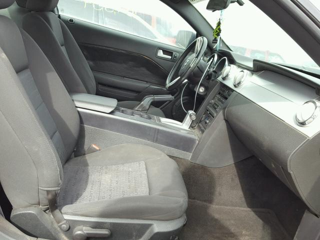 1ZVFT80N665182839 - 2006 FORD MUSTANG SILVER photo 5