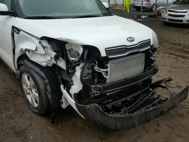 KNDJN2A29H7446393 - 2017 KIA SOUL WHITE photo 9