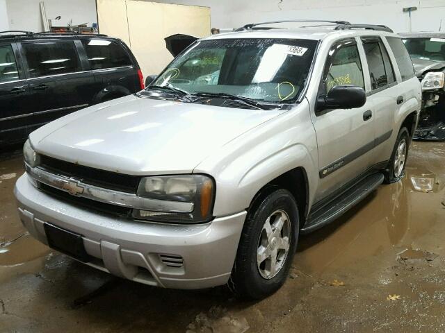 1GNDT13S442360966 - 2004 CHEVROLET TRAILBLAZE GRAY photo 2