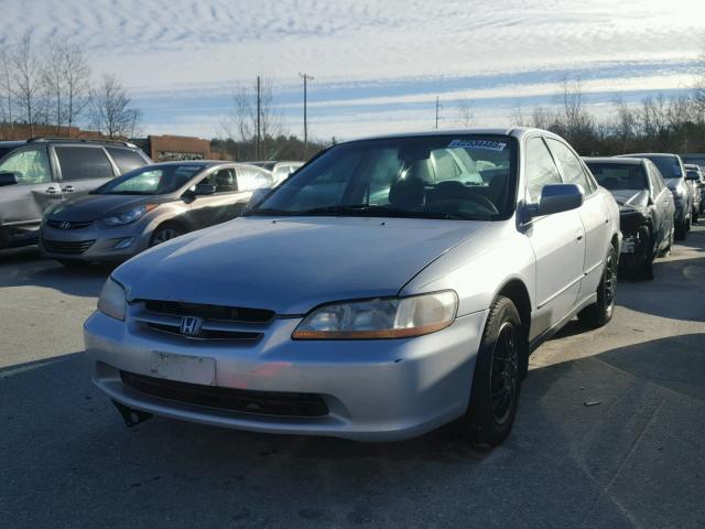 1HGCG5645YA136681 - 2000 HONDA ACCORD LX SILVER photo 2