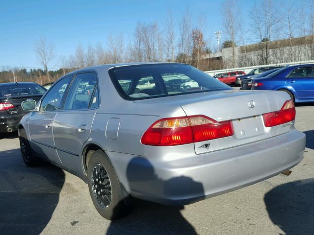 1HGCG5645YA136681 - 2000 HONDA ACCORD LX SILVER photo 3