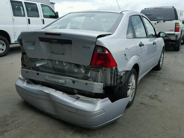 1FAHP34N96W185179 - 2006 FORD FOCUS ZX4 SILVER photo 4