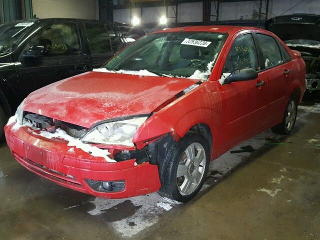 1FAHP34N27W117579 - 2007 FORD FOCUS ZX4 RED photo 2