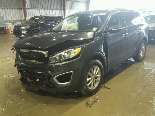 5XYPG4A5XGG156627 - 2016 KIA SORENTO LX GRAY photo 2