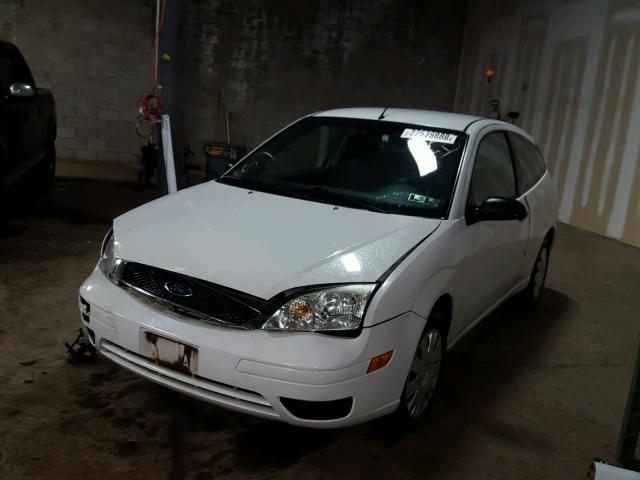 3FAFP31N95R118210 - 2005 FORD FOCUS ZX3 WHITE photo 2