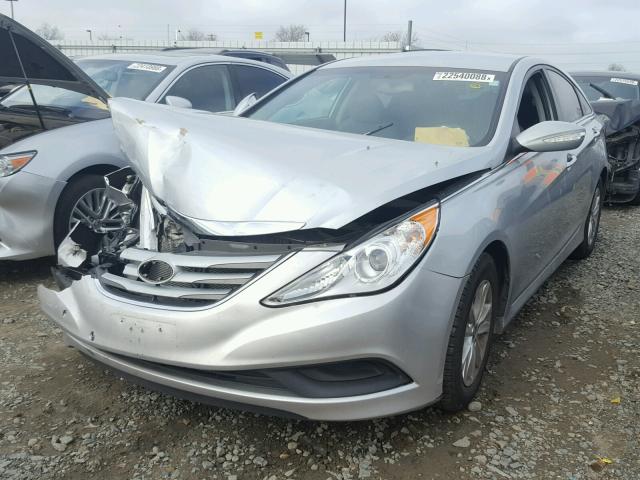 5NPEB4AC0EH914047 - 2014 HYUNDAI SONATA GLS SILVER photo 2