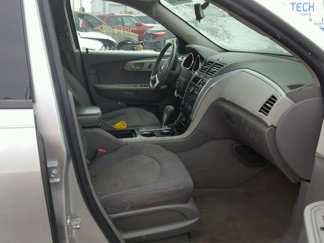 1GNKRFED6BJ383332 - 2011 CHEVROLET TRAVERSE L SILVER photo 5