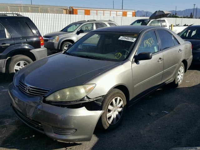 4T1BE32K15U947909 - 2005 TOYOTA CAMRY LE GRAY photo 2