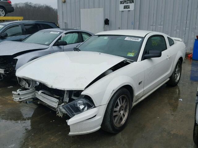 1ZVHT82H165184255 - 2006 FORD MUSTANG GT WHITE photo 2