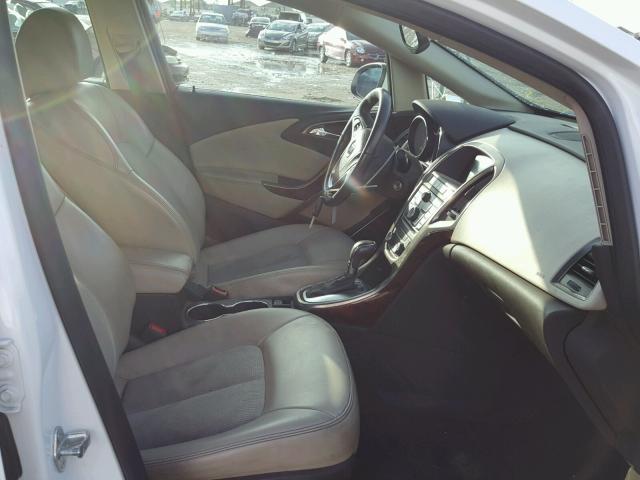 1G4PP5SK8D4256418 - 2013 BUICK VERANO WHITE photo 5