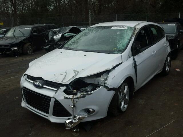 1FAHP3K27CL242663 - 2012 FORD FOCUS SE WHITE photo 2