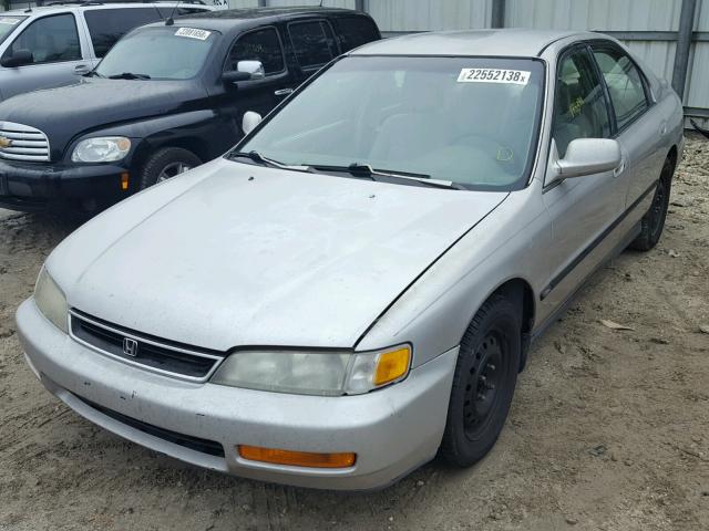 1HGCD5632TA037051 - 1996 HONDA ACCORD LX SILVER photo 2