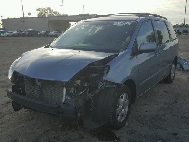 5TDZA22CX6S467956 - 2006 TOYOTA SIENNA XLE SILVER photo 2