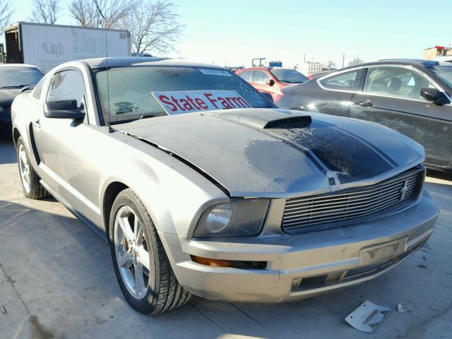 1ZVHT80N985168722 - 2008 FORD MUSTANG SILVER photo 1