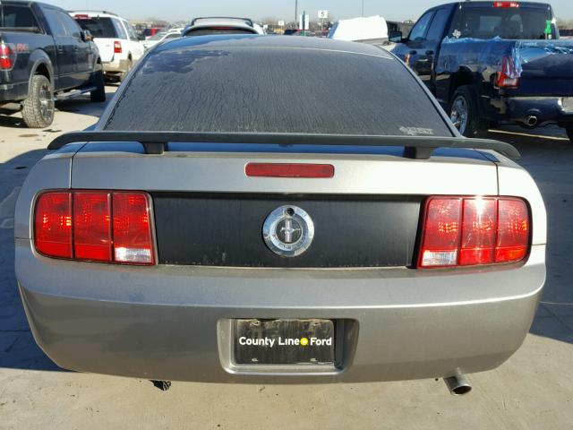 1ZVHT80N985168722 - 2008 FORD MUSTANG SILVER photo 9